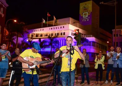 Imagen secundaria 1 - El Cabildo, con los colores y el escudo de la UD Las Palmas