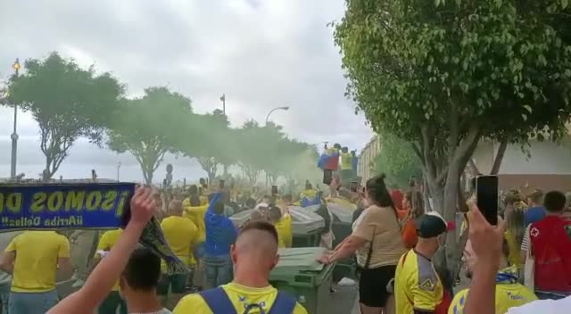 La marea amarilla ya invade los alrededores del estadio de Gran Gran Canaria