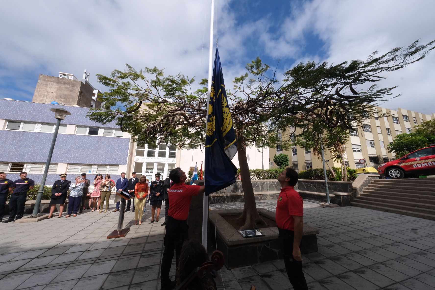 Fotos: La ciudad rinde homenaje a los bomberos fallecidos en el accidente de La Naval