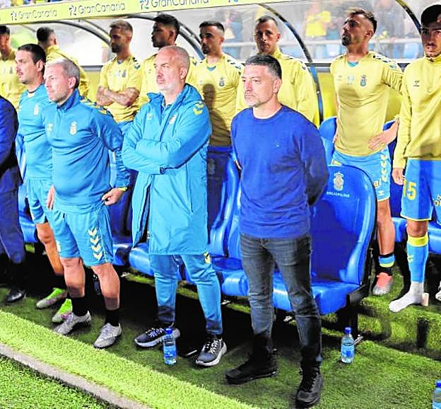 García Pimienta, durante el minuto de silencio antes de arrancar el choque. 30.063 espectadores arroparon al equipo en la victoria ante el Real Oviedo. 