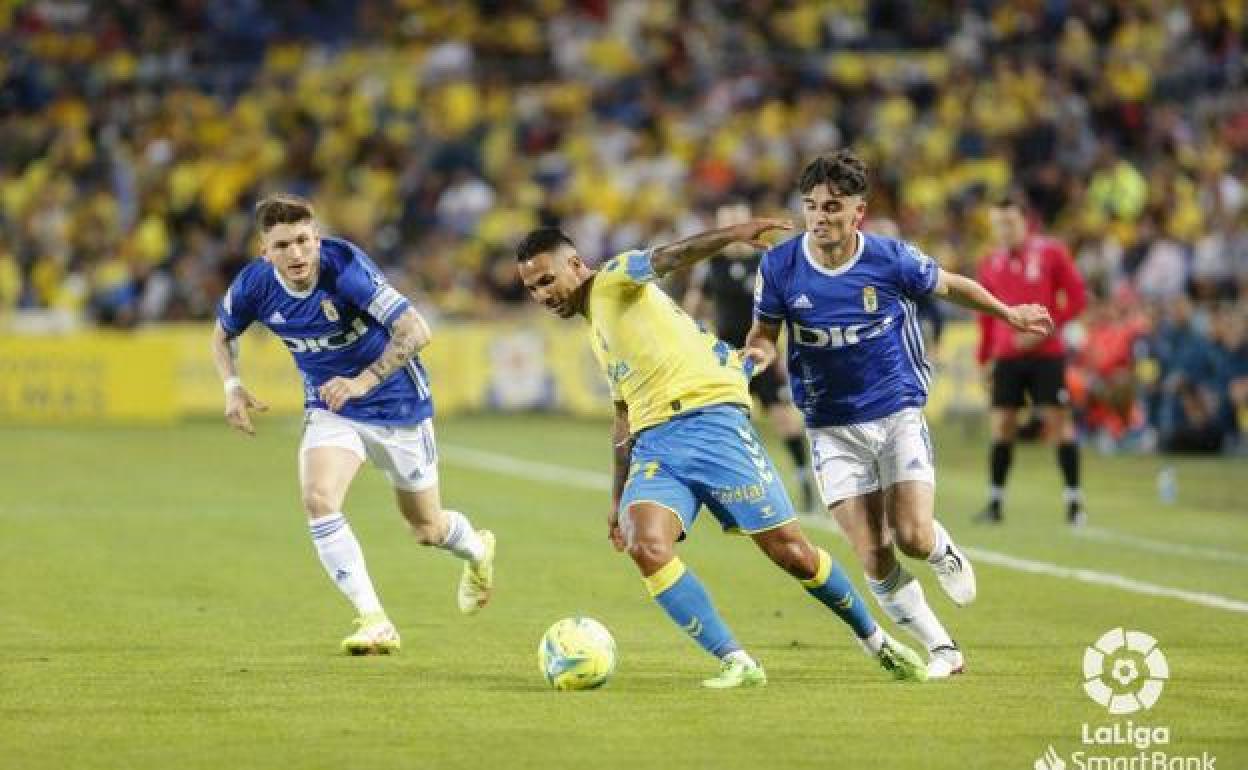 Jonathan Viera, ante el Oviedo. 