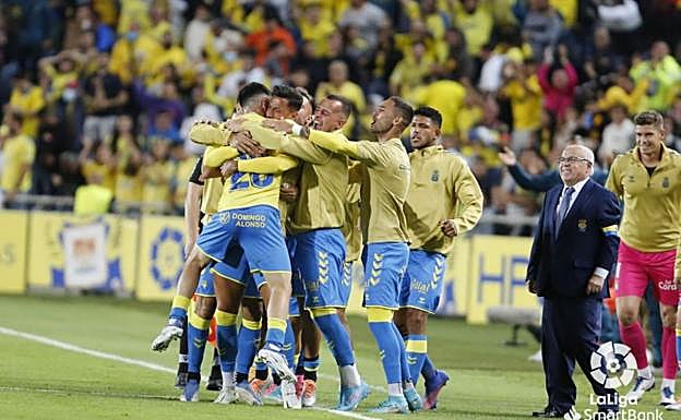 Los jugdores y el banquillo de la UD Las Palmas festejan el gol logrado por Moleiro al Real Oviedo. 