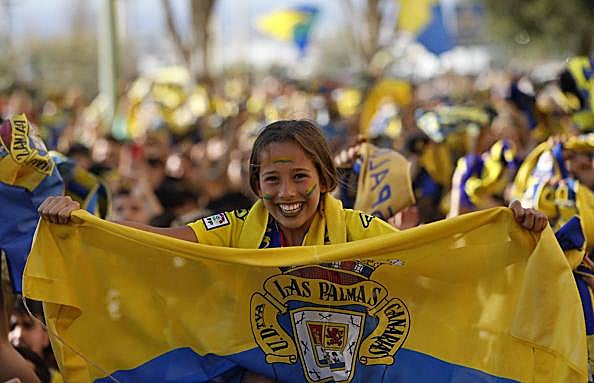 Una fiel aficionada de la UD Las Palmas, en los prolegómenos del partido frente al Real Oviedo 