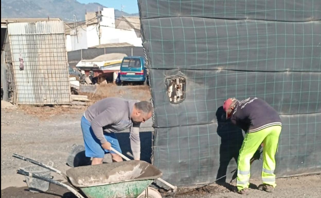 Los vecinos trabajaron codo con codo para rebachear la calle. 