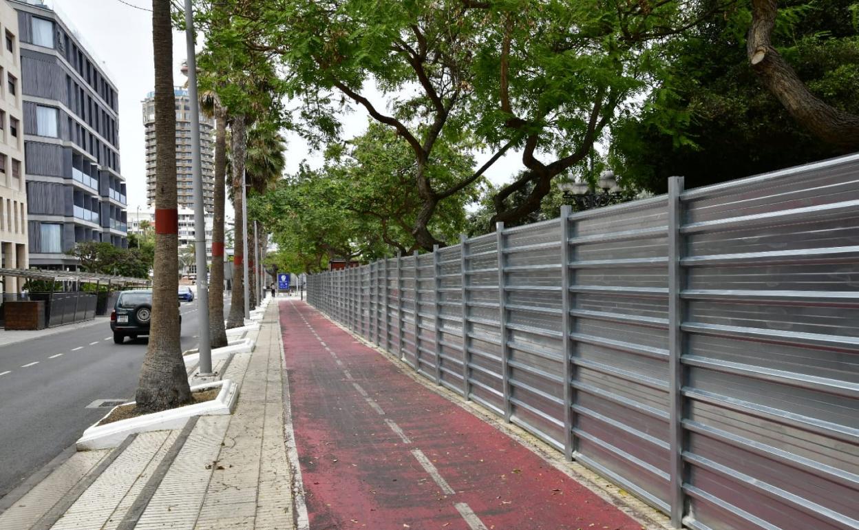 El vallado marca el inicio de la obra de la MetroGuagua. 