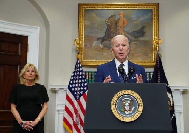 El presidente de Estados Unidos, Joe Biden, junto a su mujer, Jill Biden, condena el ataque a la escuela. Biden es firme defensor de restringir el acceso a las armas en Estados Unidos. 