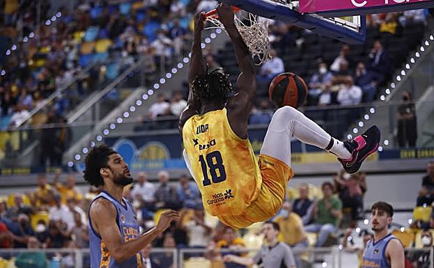 Khalifa se cuelga del aro. 