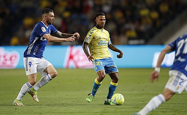 Jonathan Viera controla el balón ante Bastón. 