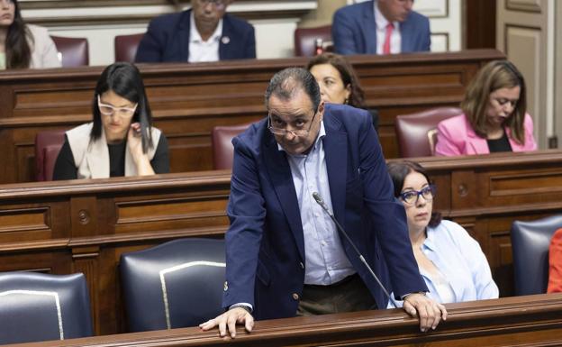 El consejero de Sanidad, Blas Trujillo, ayer en el Parlamento de Canarias. 