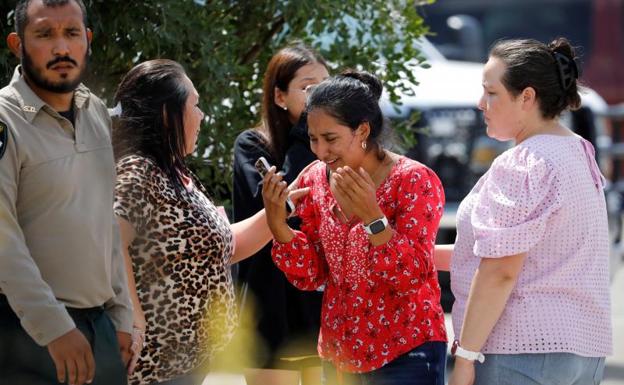 Una mujer no puede contener las lágrimas tras el ataque registrado en una escuela de la localidad de Uvalde, Texas.