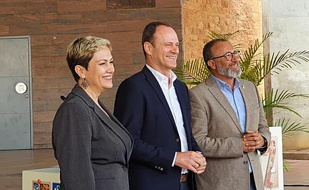Los alcaldes Ana Hernández, Óscar Hernández y Francisco García en el acto de presentación de la Feria. 