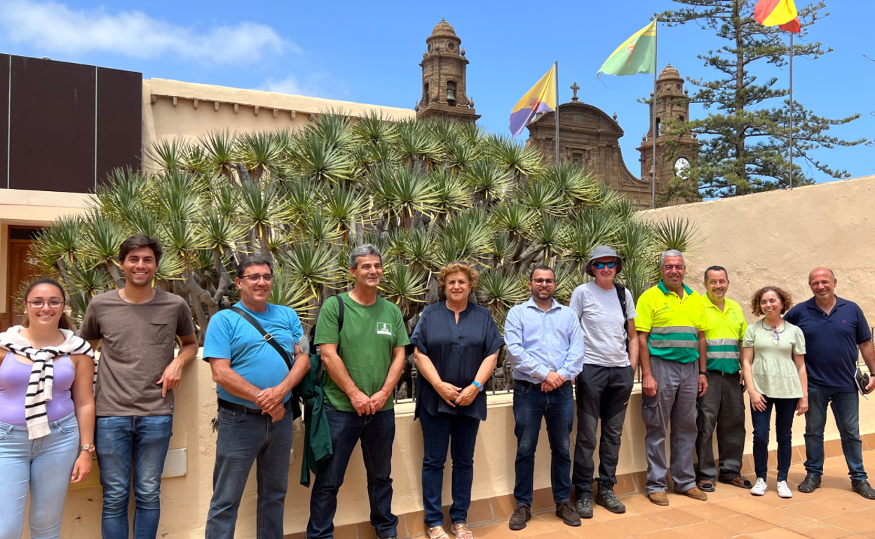 La nueva mesa técnica delante del drago de las Casas Consistoriales de Gáldar. 