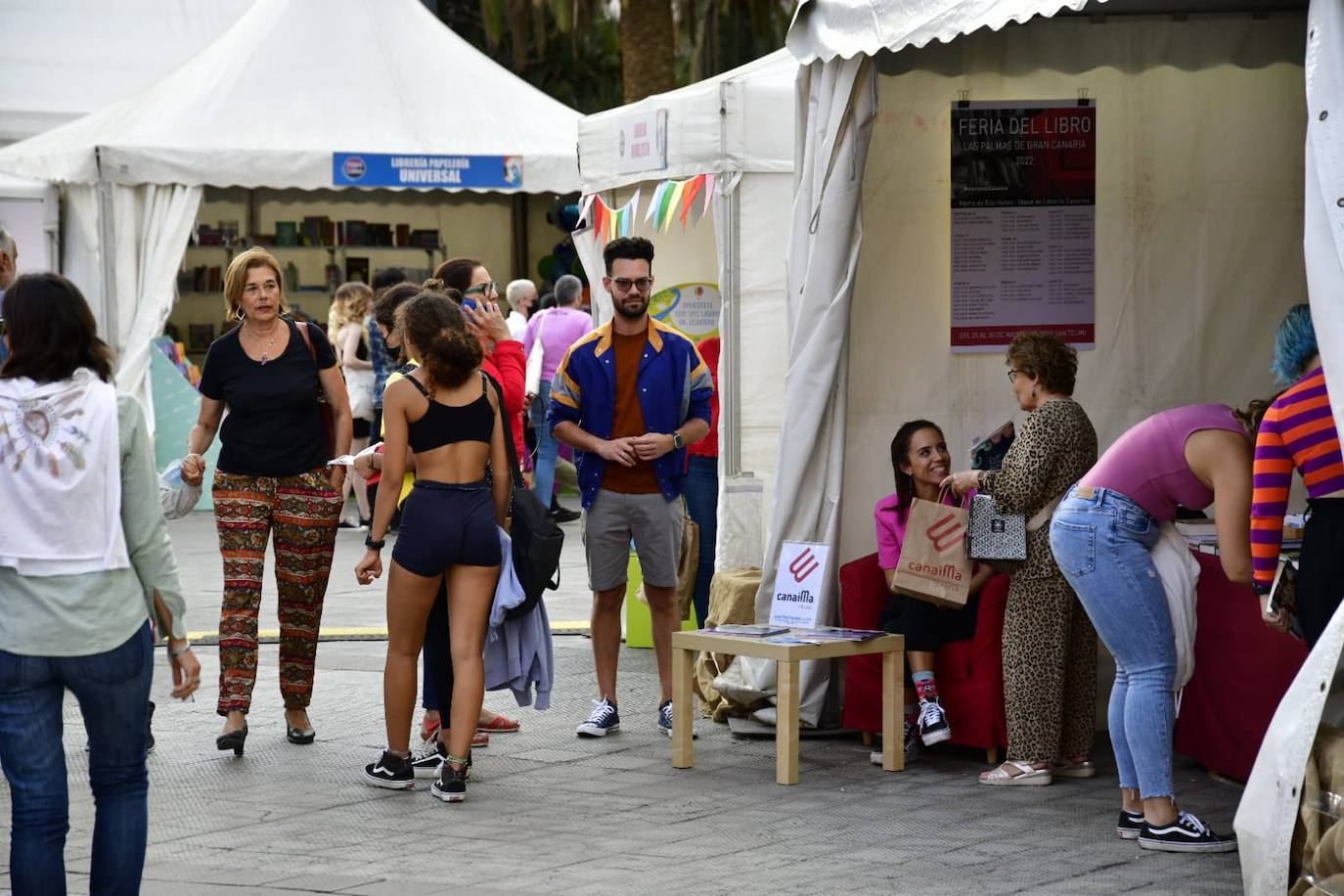 Fotos: Decenas de amantes de la lectura, hacen cola en la Feria del Libro