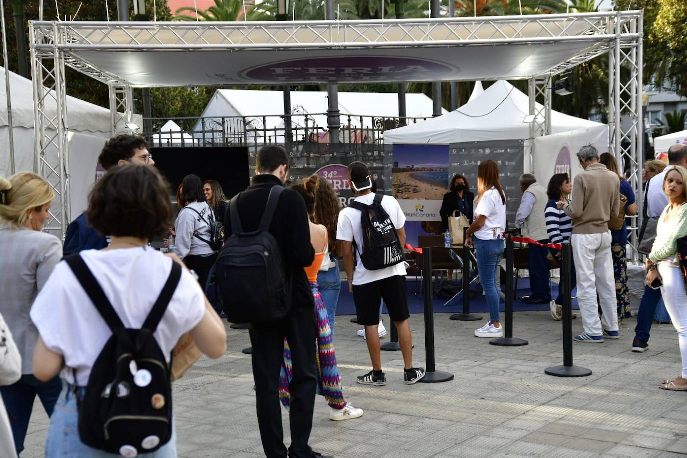 Fotos: Decenas de amantes de la lectura, hacen cola en la Feria del Libro
