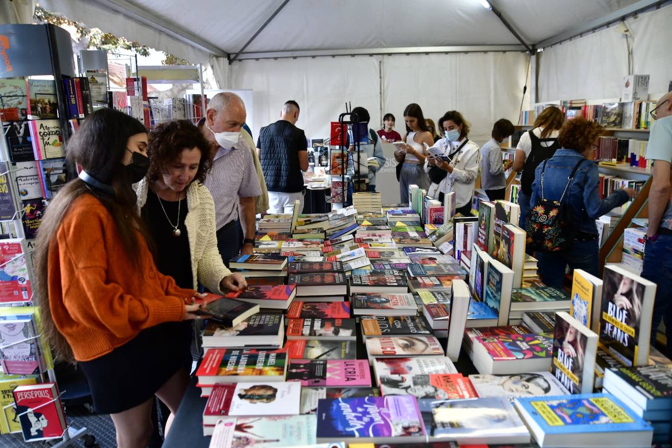 Fotos: Decenas de amantes de la lectura, hacen cola en la Feria del Libro