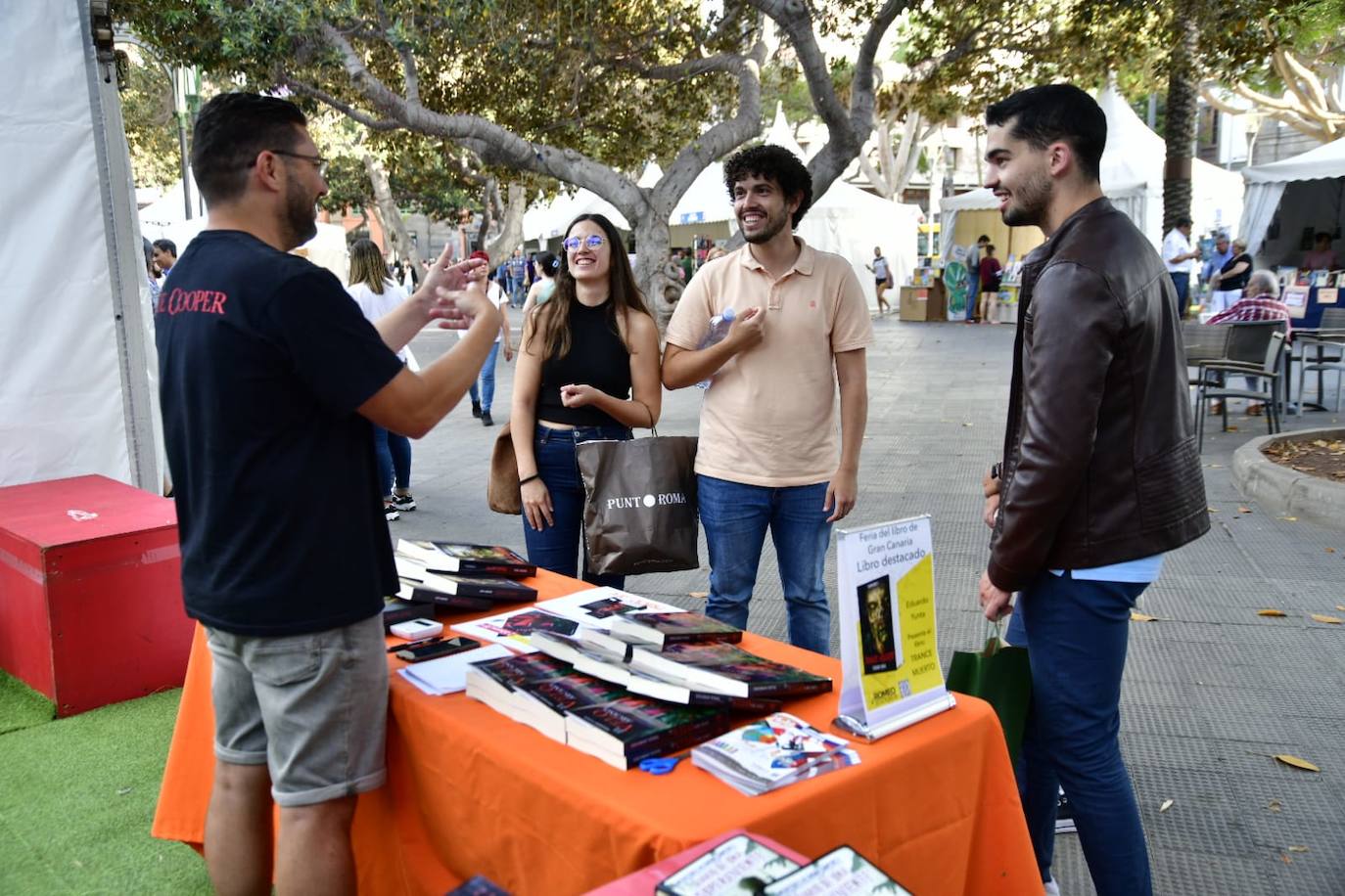 Fotos: Decenas de amantes de la lectura, hacen cola en la Feria del Libro