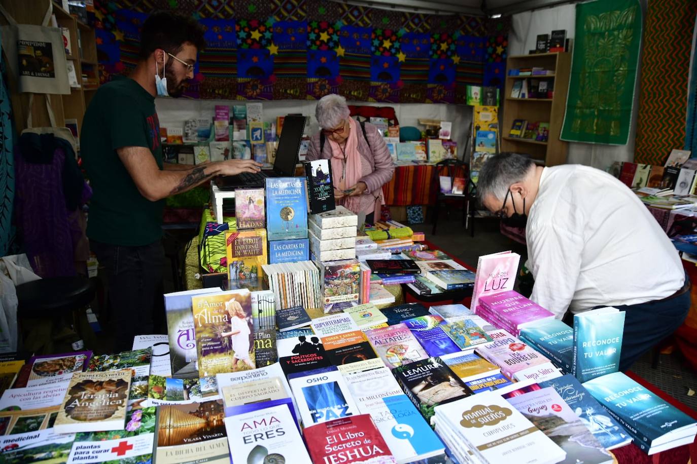 Fotos: Decenas de amantes de la lectura, hacen cola en la Feria del Libro