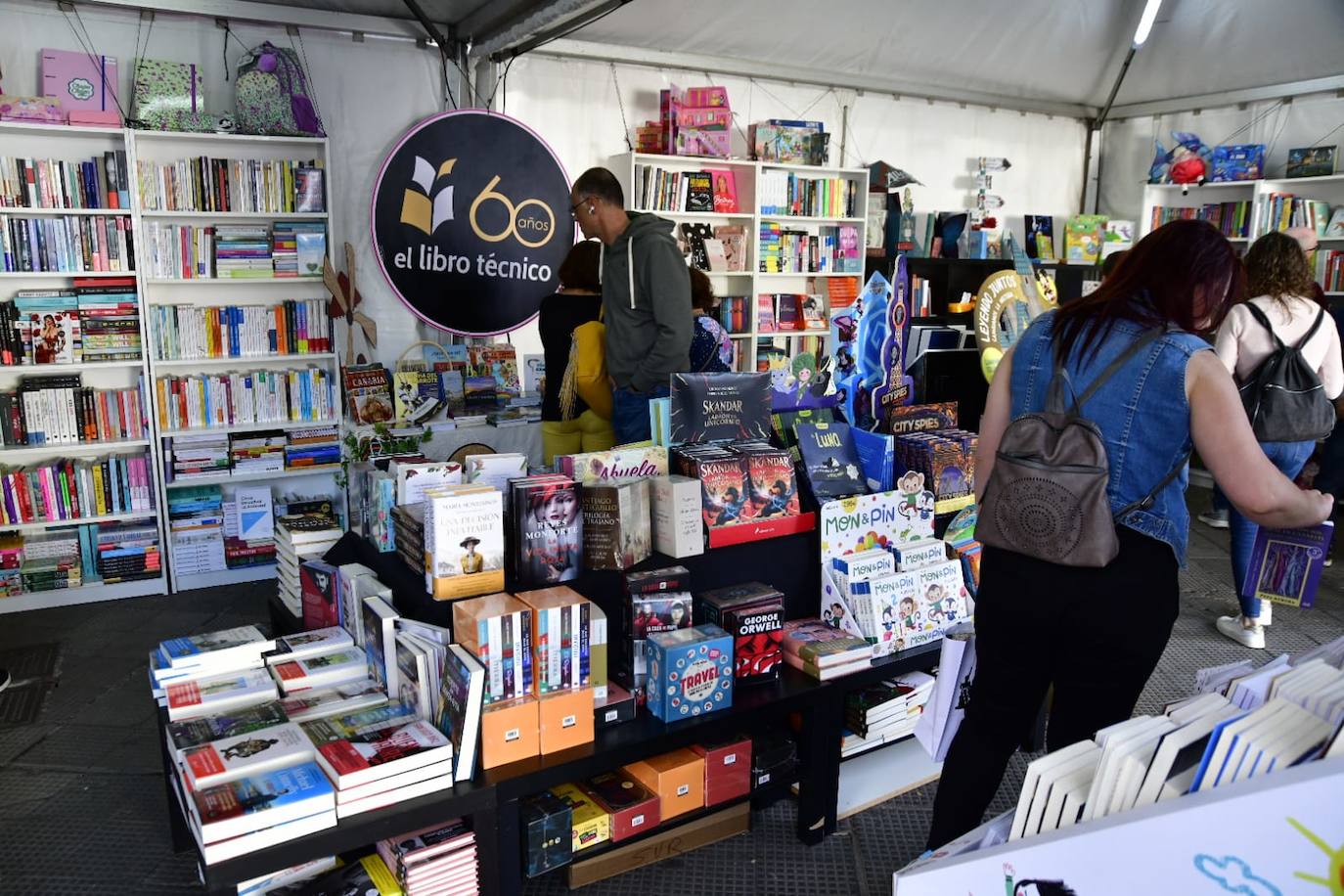 Fotos: Decenas de amantes de la lectura, hacen cola en la Feria del Libro