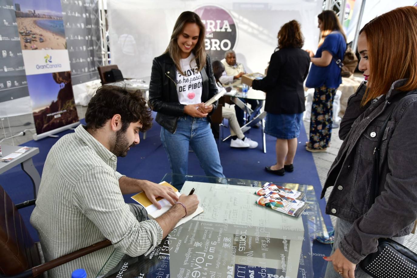 Fotos: Decenas de amantes de la lectura, hacen cola en la Feria del Libro