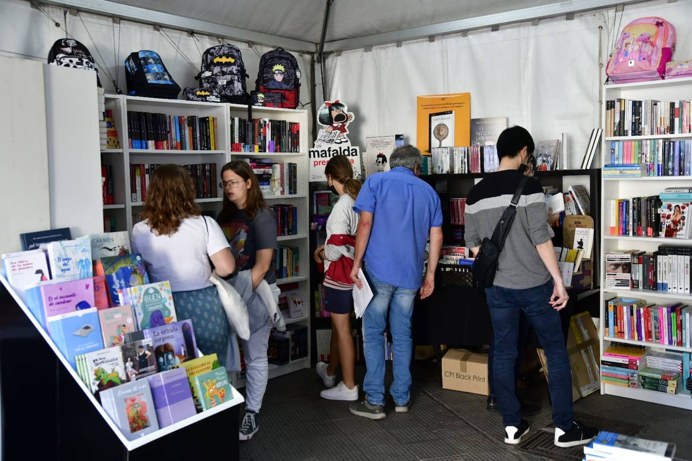 Fotos: Decenas de amantes de la lectura, hacen cola en la Feria del Libro