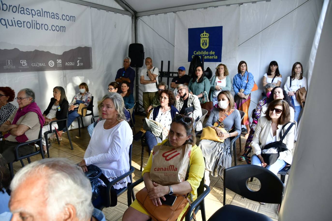 Fotos: Decenas de amantes de la lectura, hacen cola en la Feria del Libro