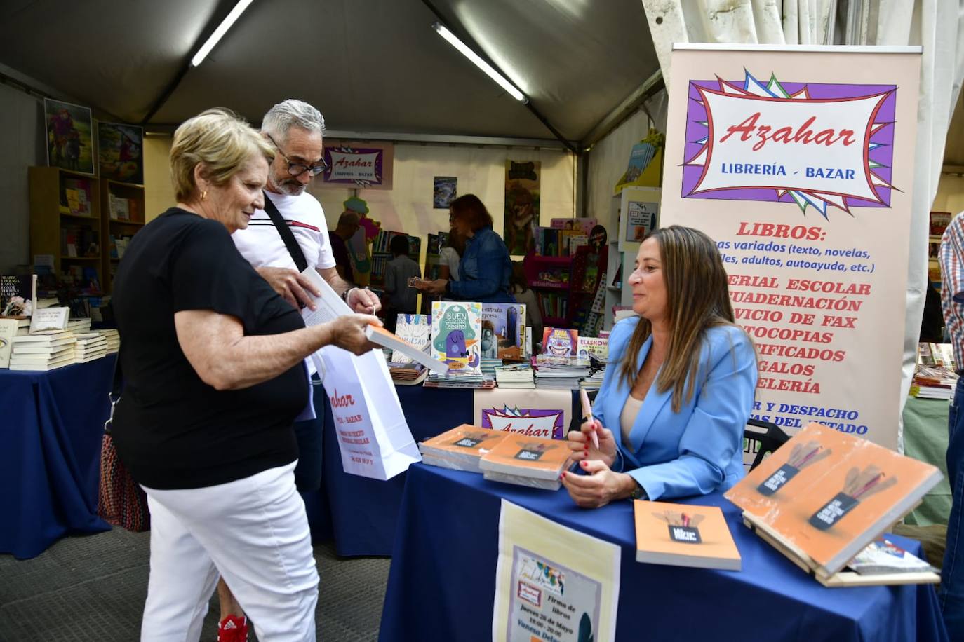 Fotos: Decenas de amantes de la lectura, hacen cola en la Feria del Libro