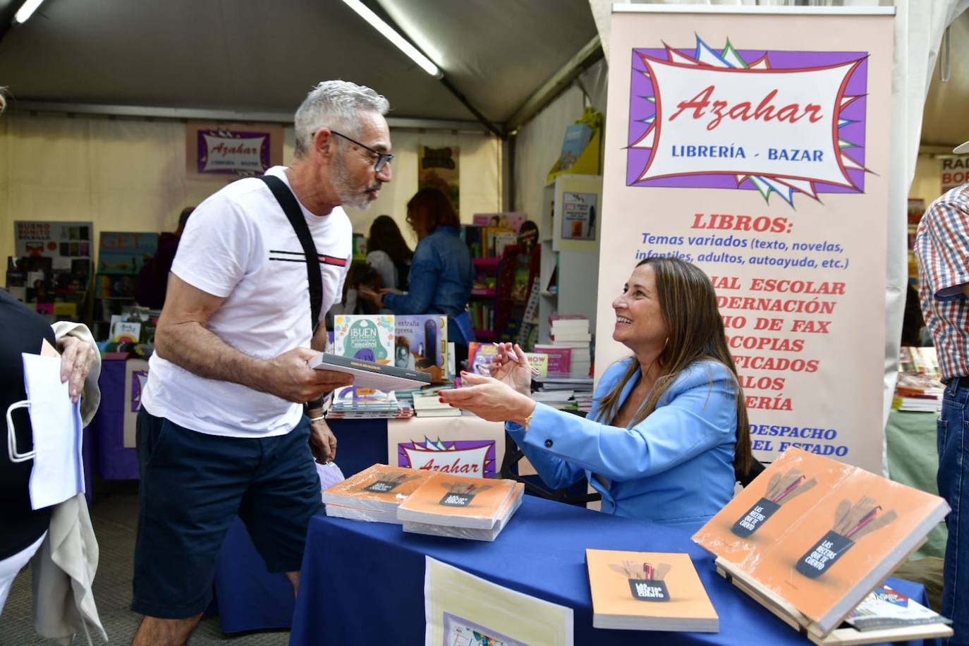 Fotos: Decenas de amantes de la lectura, hacen cola en la Feria del Libro