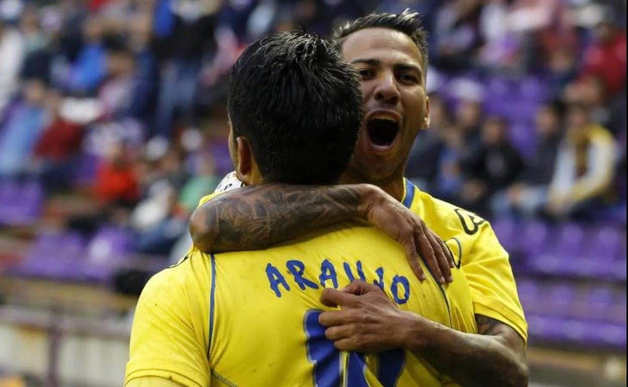 Jonathan Viera abraza a Sergio Araujo, tras el gol amarillo al Valladolid en la promoción de 2015. 