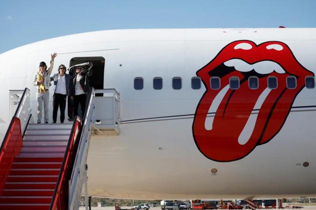 Mick Jagger, Keith Richards y Ron Wood, tras aterrizar en Madrid. 