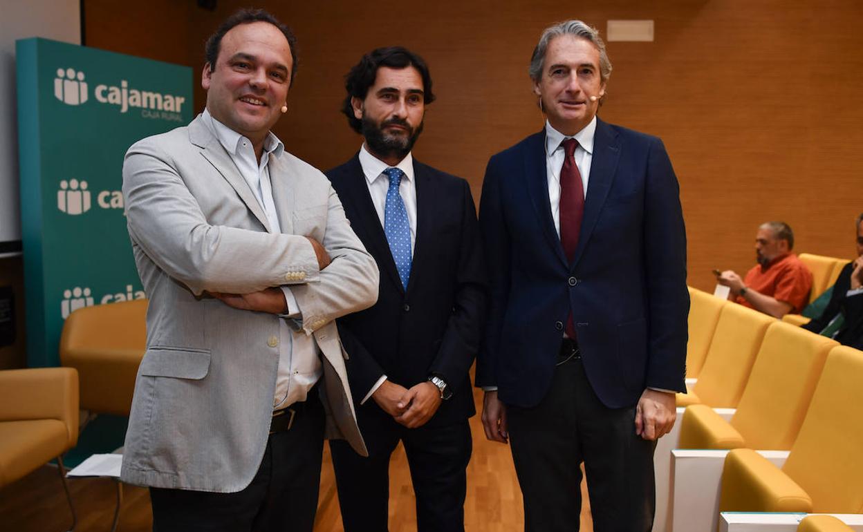 José Carlos Díez (izq.) e Íñigo de la Serna (dcha), junto al directivo de Cajamar. 