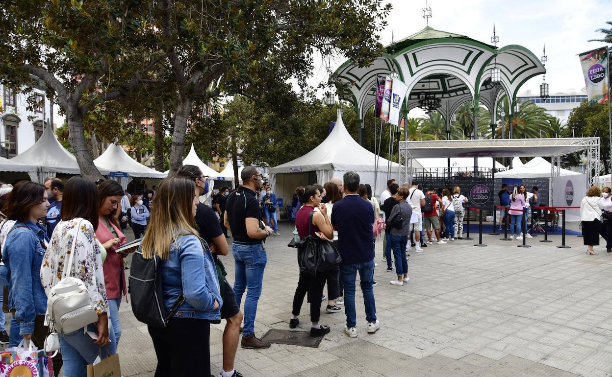 Colas en la primera jornada de la Feria del Libro de Las Palmas de Gran Canaria. 
