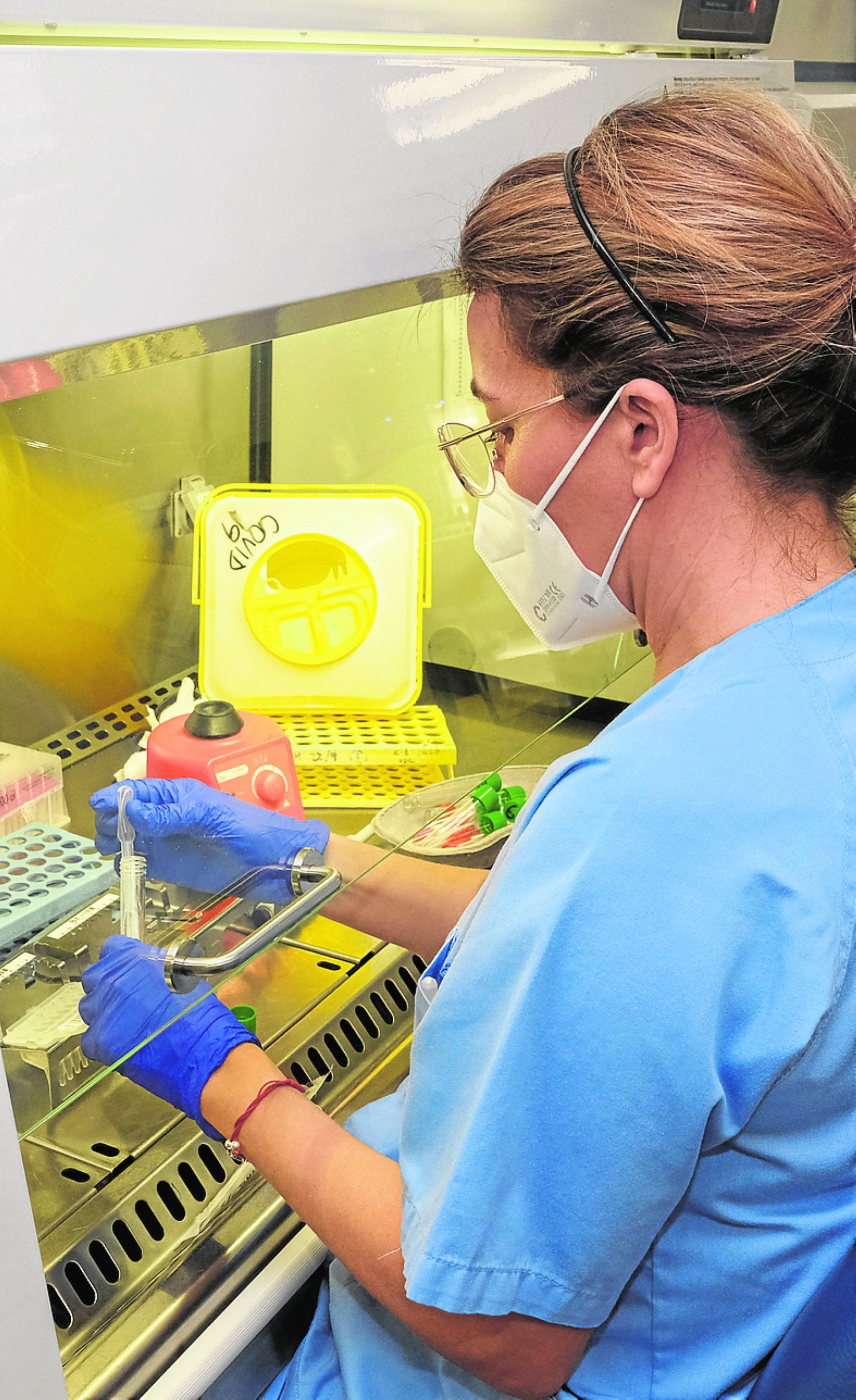 Foto de archivo de una sanitaria inactivando un virus en el Negrín. 