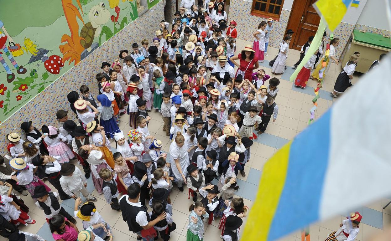 Fiesta escolar por el Día de Canarias. 