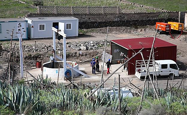 Foto de archivo de las tereas de exhumación de los cuerpos que yacían en el pozo. 