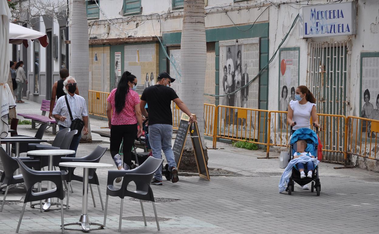 Padres y madres paseando días atrás a sus bebés por la Plazuela de Arrecife. 
