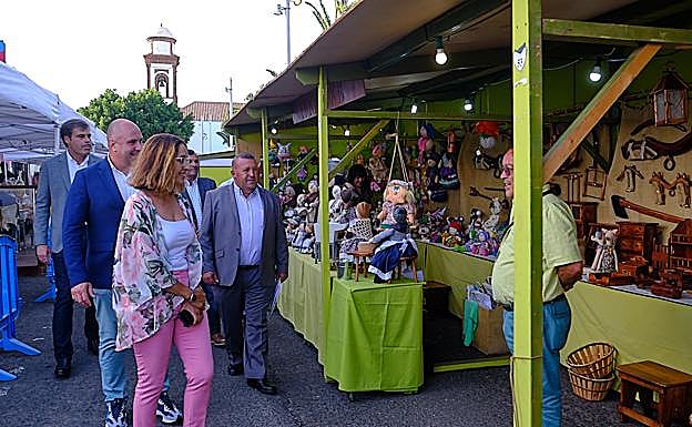 Otro momento de la comitiva inaugural por los expositores. 