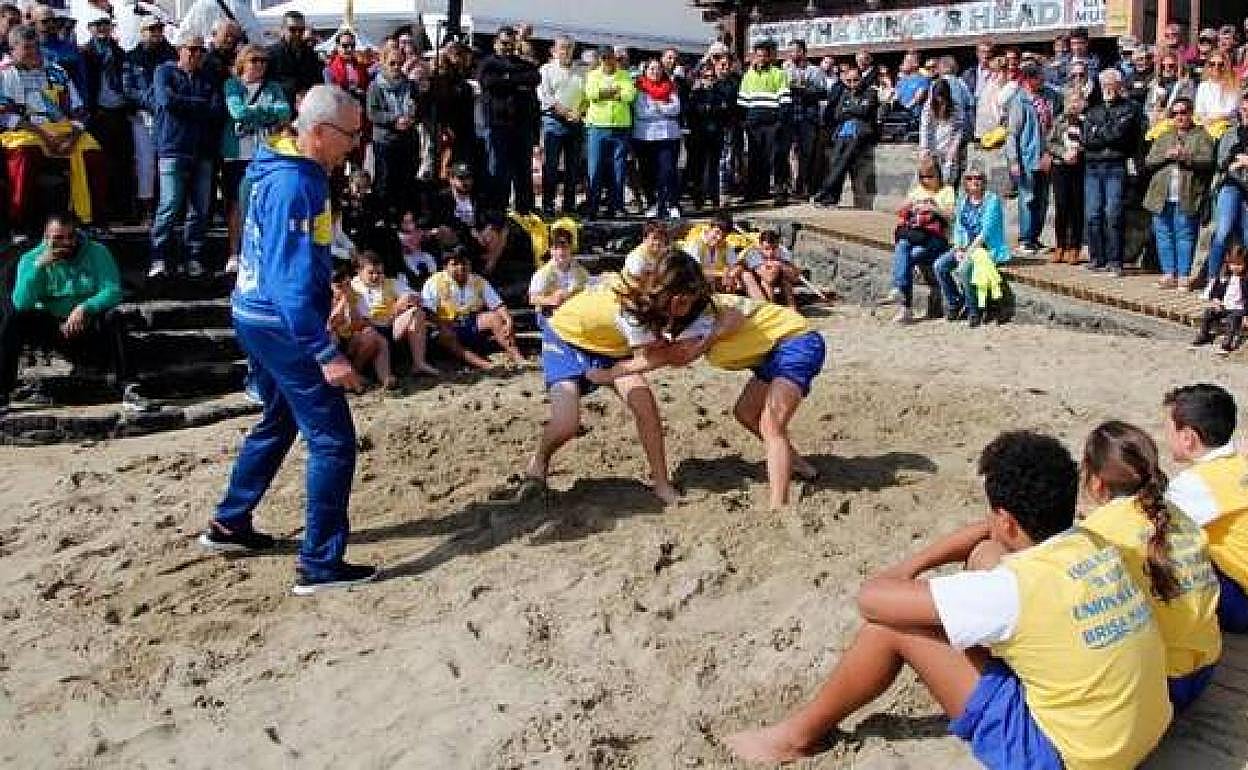 Lucha canarias con escolares en Playa Blanca. 