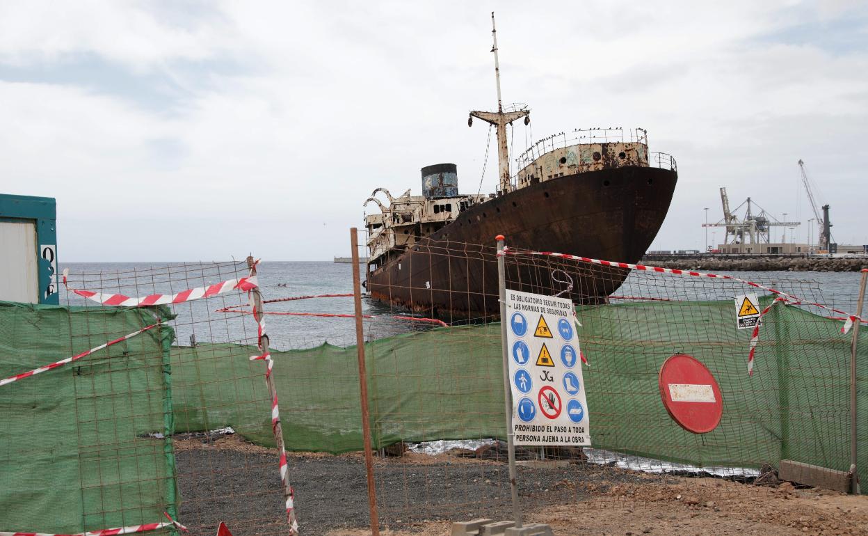 Faenas para construir el espacio para facilitar la descarga de piezas del 'Telamon'. 