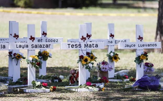 Cruces con los nombres de algunas de las víctimas en los terrenos de la escuela de Uvalde, Texas.