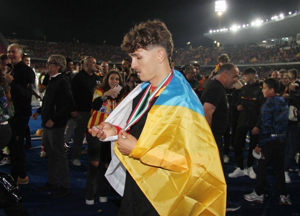 Pablo celebra el ascenso con la bandera de Canarias. 