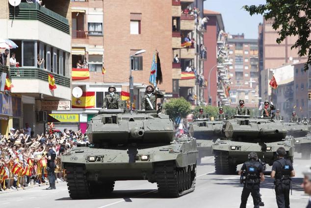 Imagen del desfile de las Fuerzas Armadas celebrado esta mañana en Huesca. 