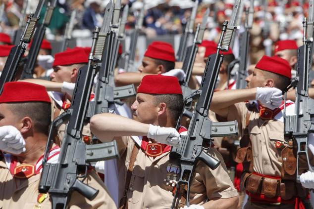 Imagen del desfile de las Fuerzas Armadas celebrado esta mañana en Huesca. 
