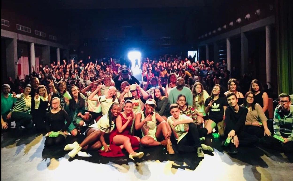 Foto de familia de los concursantes de la primera edición del festival. 