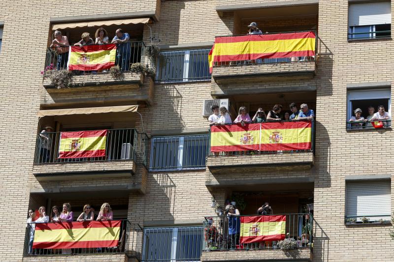 La ciudad de Huesca se ha volcado con los Reyes de España y han engalanado los balcones. 
