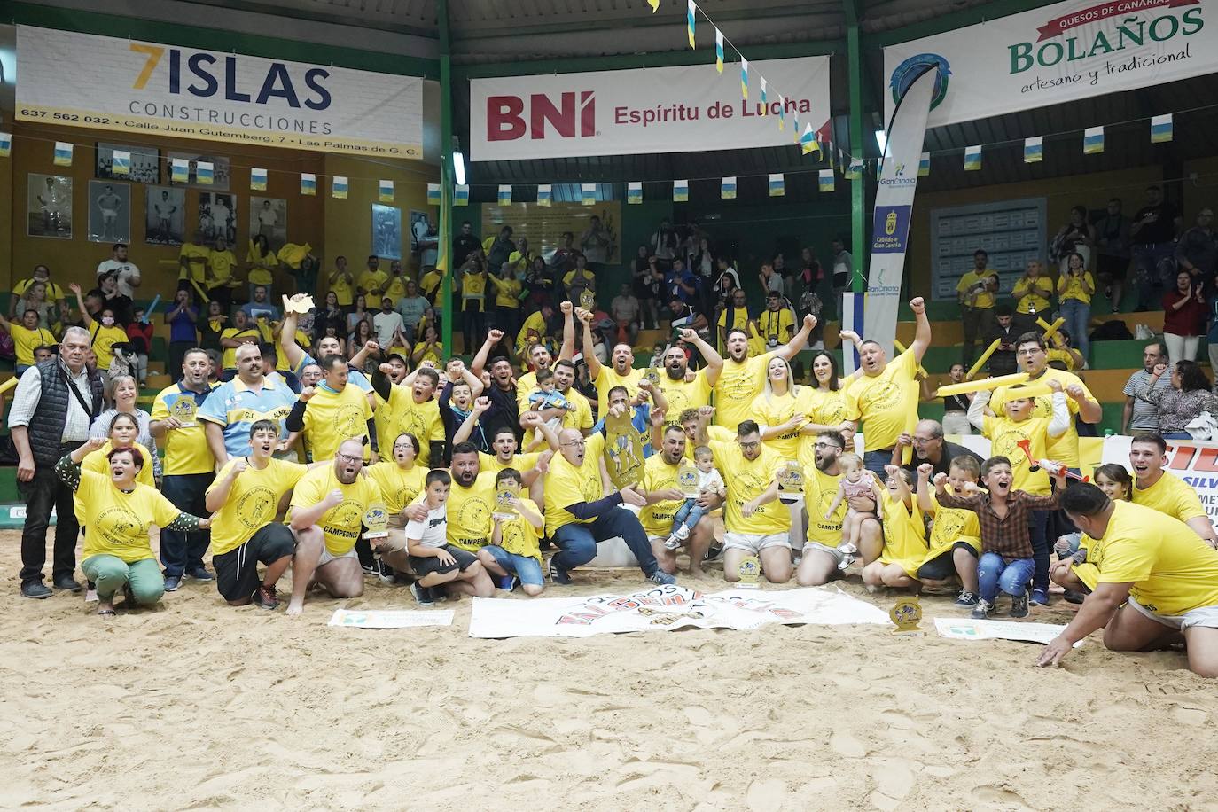 Así celebró el campeón el título. 