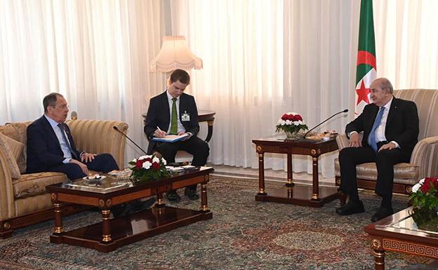 El canciller ruso, Sergei Lavrov, junto a sl presidente argelino, Abdelmadjid Tebboune, en mayo, 