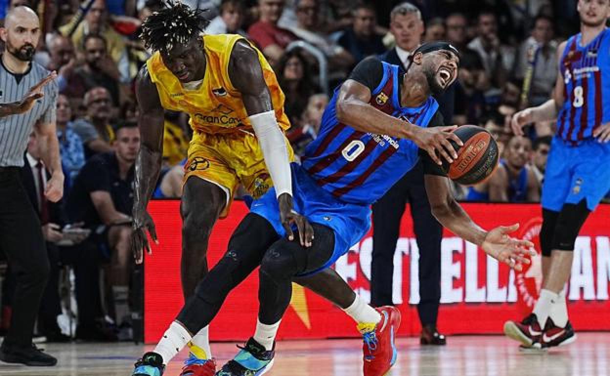 El pívot estadounidense del Barça, Brandon Davies, ante el senegalés de Gran Canaria, Khalifa Diop. 