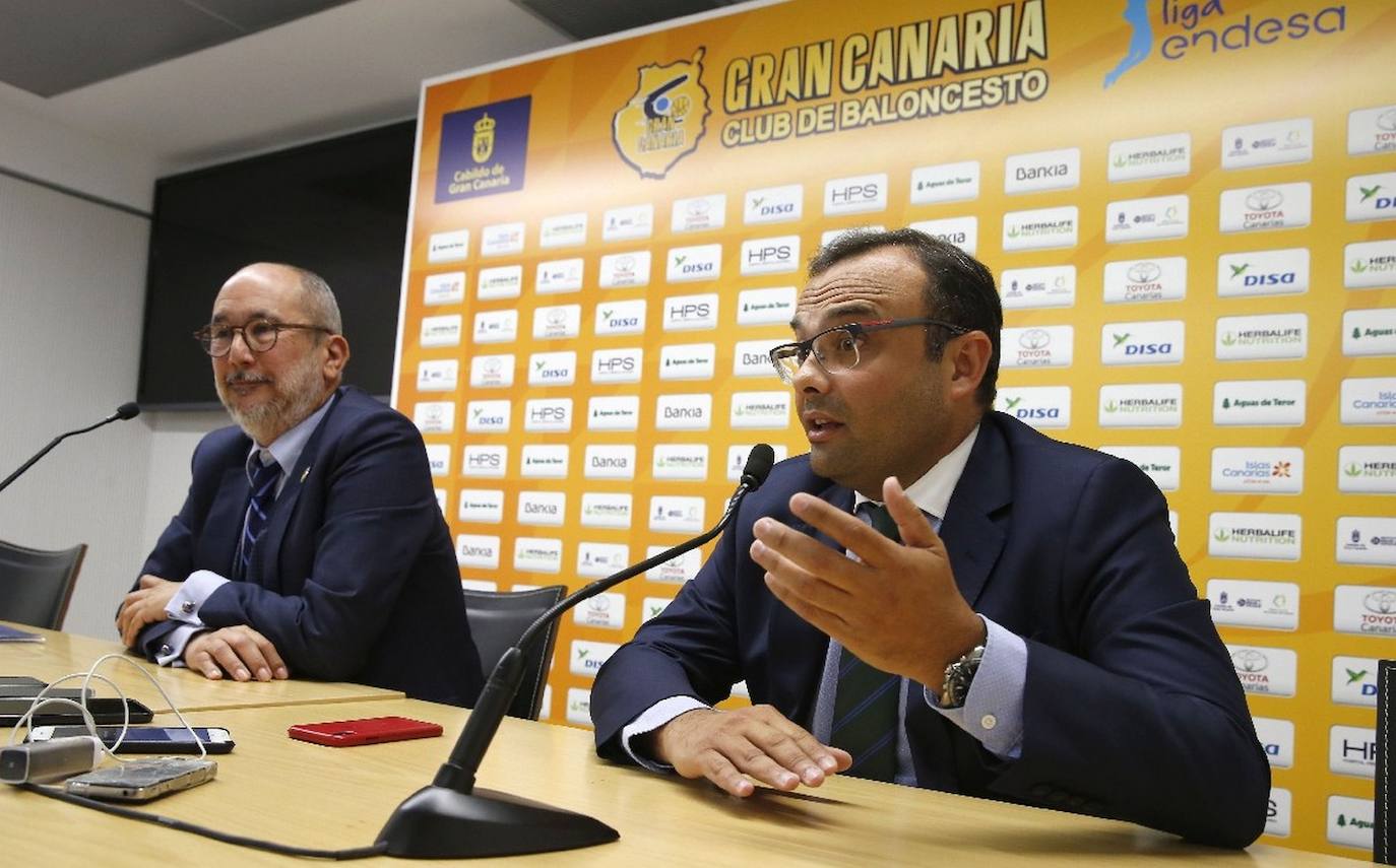 A la derecha, Lucas Cruz, intermediario en la operación de las mascarillas. 