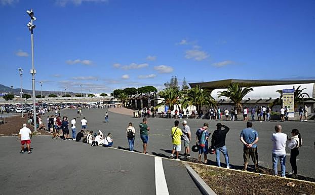 Colas para comprar las entradas del derbi canario. 