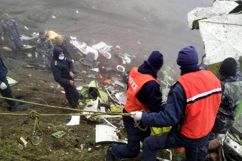 Servicios de rescate, en la zona donde se han localizado los restos del avión siniestrado. 